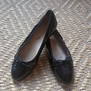 CHANEL Black Patent Leather Ballet Flats